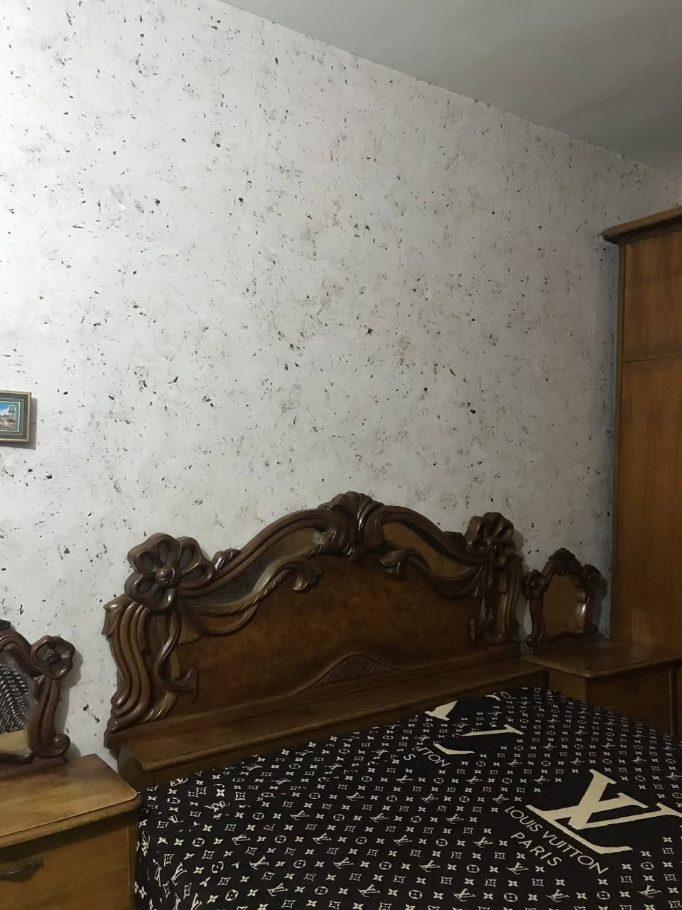 السلام عليكم غرفة نوم  نفرين ٨ قطع 

خشب عراقي صناعة عراقيه 

استعمال قليل 

متكونه من: جربايه نفرين 

كنتور ٦ أبواب مع ملحق 

ميز تواليت 

كومدي

كومديات بجانب الجربايه 

زاوية تعليق ملابس مع ملحق تحزين من الاسفل 

مثلث كومدي 

السعررر#٥٠٠ الف رايده و بيها مجال 

للتواصل للشرايه فقط على الأرقام :***********

***********

عنواني: بغداد رئاسة المعلمين أمام اسالة الماء

