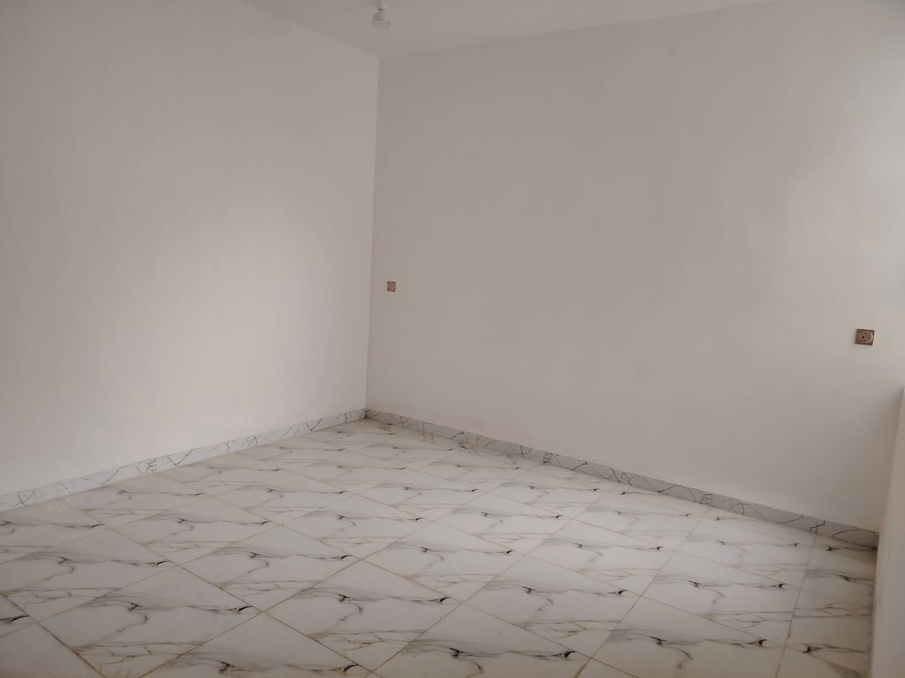 من رخصت الادمن المحترم بيت 170متر واقع حال 225 بيت جديد مامسكون بي غرفتين وصاله ومطبخ استقبال حديقه كراج المسيب حي المرتضي السعرب117 وبي مجال *********** او مراجعه مكتب دلهي مقابل مطعم عمو مهدي
