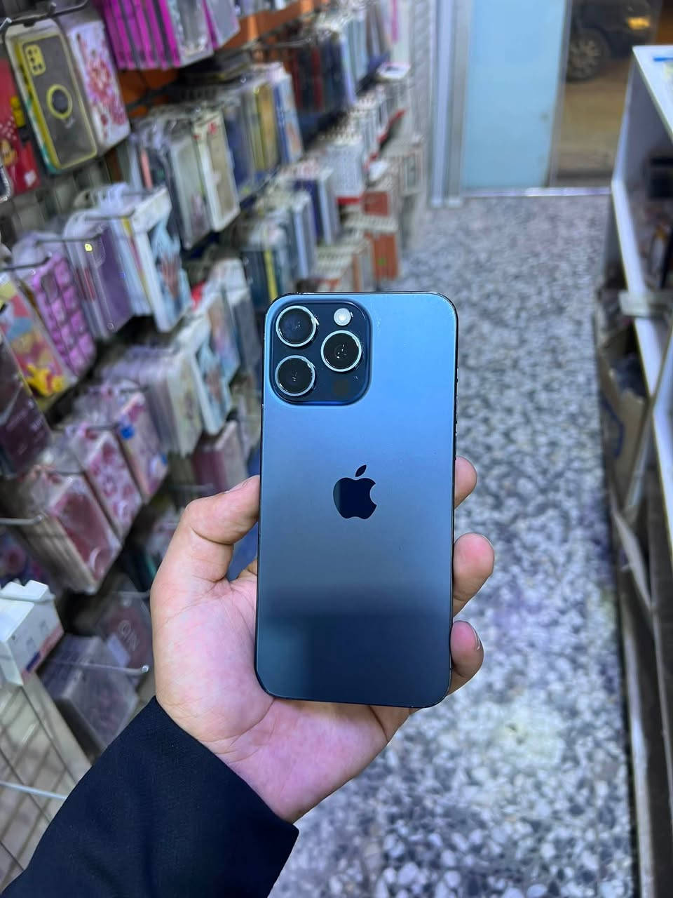 15 برو ماكس
ذاكره 256 
ايسم شريحه الكترونيه بلادي 
وتر بروف مامفتوح نهائيا 
نضيف وكله بلادي 
سعره 835 بي حك جيه 
مكاني نجف تقاطع الهنديه 
***********
