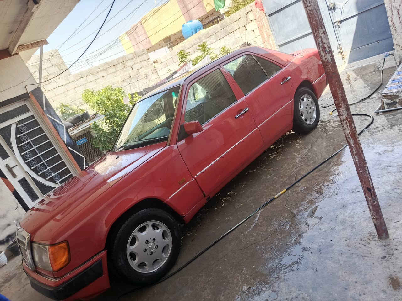 *للبيع مرسيدس E-Class موديل 1993* 
*المواصفات:*
- *اللون*: عنابي مصبوغ عام
- *المحرك*: ماكينة بطة 2500cc 
- *الرقم*: واسط - تحويل مباشر + مشروع وطني
- *الاطارات*: تخم تاير جديد
- *الاضافات*: فتحة سقف شغالة، تقفيل بالريموت، تبريد جاهز، كهربائيات كلها شغالة
- *الحالة*: السيارة جاهزة، صدر جديد، غرفتها حلوة ونظيفة

*السعر*: 50 ورقة وبيها مجال بسيط
*المكان*: بابل - جبله
*للاستفسار*: ***********
