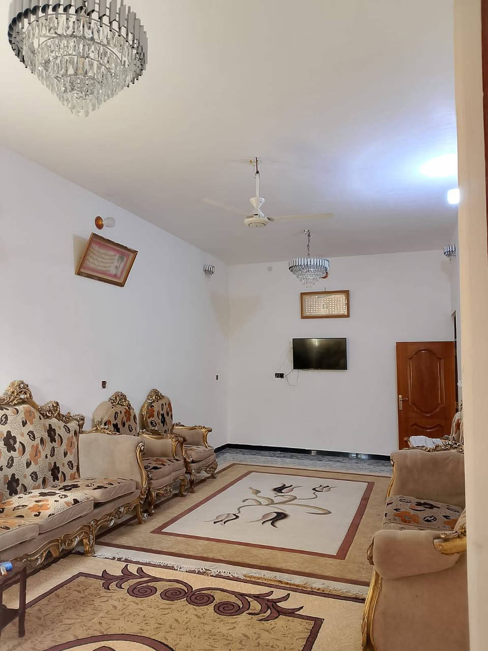 للبيع دار سكني في حي نزال ..خلف صيرفة الشايع... المساحة 230م....ركن دبل فاليوم... الوجه 11م النزال 21م ...يحتوي على أربعة غرف نوم وصالتين....وحمامين....وكراج وحديقة سنة البناء 2013....دار نظيف جدا.....السعر 280مليون....قابل للتفاوض..... للاستفسار ***********....@
