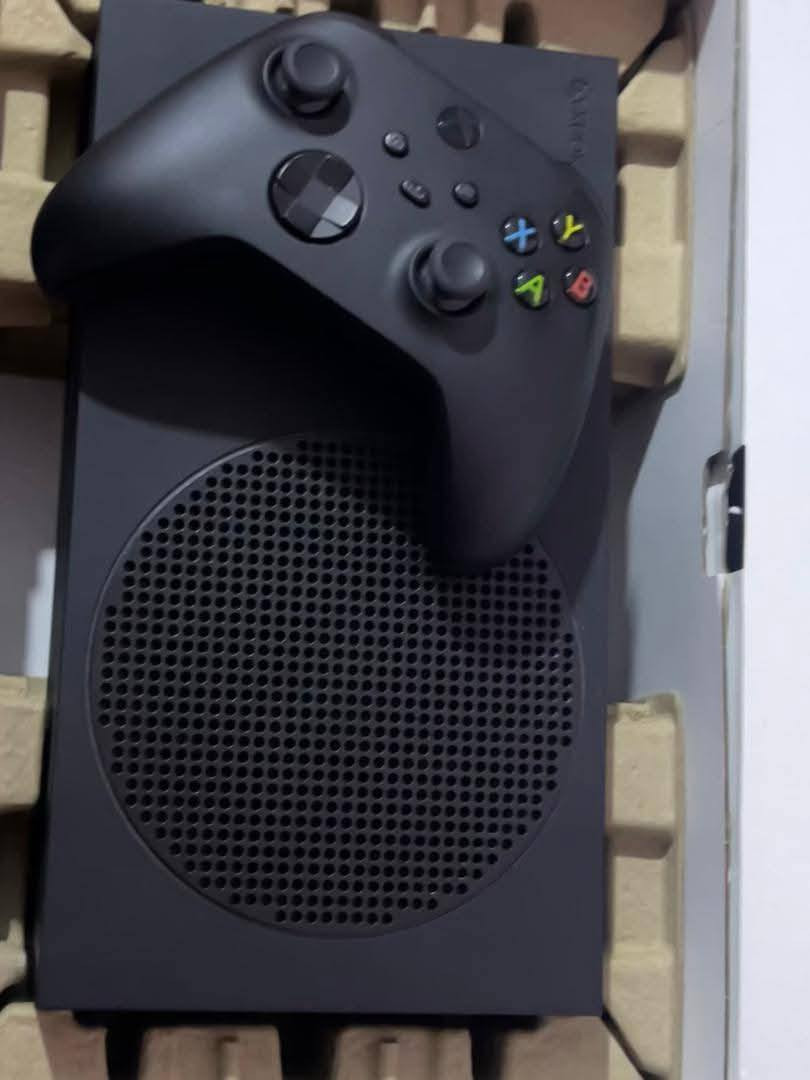 السلام عليكم توفر عندي اكس بوكس سيريس اس واحد تيرا اصدار 24 نضيف كلش كلش شخط واحد ما  بيه عنواني البصرة سعره 480 ومتوفر توصيل لكافة المحافظات للاستفسار خاص او واتساب ***********
