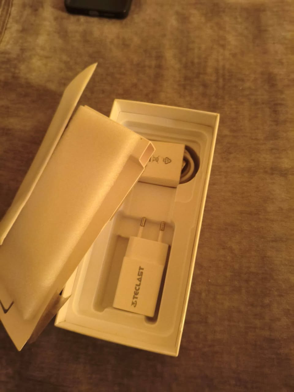 السلام عليكم بوكو أكس 7 برو جهاز كلش نضيف مشحون 149مره بطاريه 99 ذاكره 512 والرام 24 ويا لزكه اصليه وكفر اصلي وشاحنه عاديه مو شاحنته فقط لا غير مراوس بلي ستيشن فور فات مهكر شعندك نزل أو هذا رقمي الاتصال *********** أو علق خاص ودخلك
