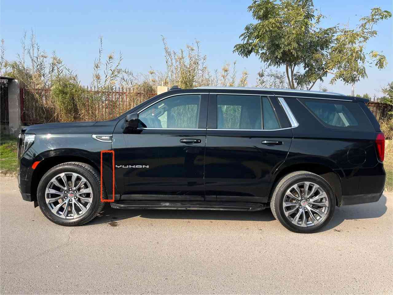 السلام عليكم 
للبيع للبيع 
جمسي يوكن فئه SLE 
موديل 2023 
حجم المحرك 5300 مكفوله كفاله عامه 
استلام شركة وكاله المنصور بسنتها على ايد وحده  
كتلوكاتها بيها
سبير مانازل  
رقم بغداد الدولي 
السيارة مكفوله كفاله عامه حتى الدعاميات مكفولات 
فقط بيها هذا البارد ال مؤشه عليه بالصورة 
السيارة مغلفه بالكامل PPF سعره 35$ ورقه  
#مواصفاتها 
تحكمات ستيرن  
رادارات مع شاشه دجتل دشبول 
كشنات كهرباء 
مودات قيادة( عادي ، سبورت ، طرق وعره ، سحب عربه )
حساسات اماميه وخلفيه 
كامره 
شاشه كبيره مع كافة تحكماتها 
٥ بصمات 
قفل ذكي 
جنطه كهرباء + فتح وغلق
تشغيل عن بعد 
لايت زنون مع حركة الستيرن 
٣ قطع تبريد منفصل امامي عن الخلفي 
الزجاج مغلف بالكامل عازل للحراره
 مكان السيارة بغداد / حي الجامعه
#السعر  470$ ورقه قابل للتفاوض  
للاستفسار الاتصال 
***********
وشكراااااااا بغداد, العراق
