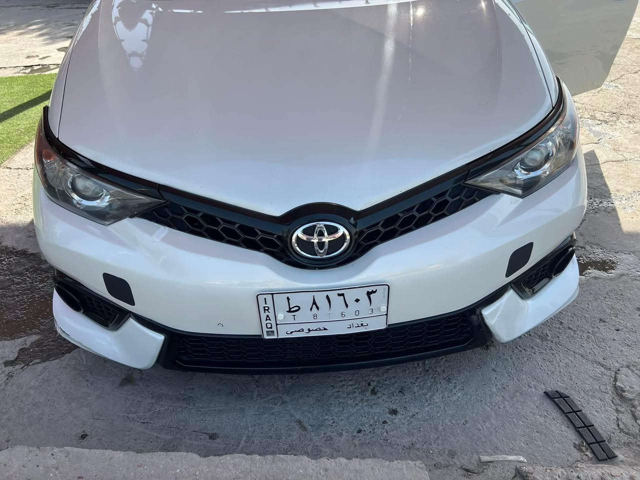 سياره نوع corolla(im)
وارد كندي 
حادث جاملغ موضح بلصوره 
كيررررر عـــادي (6سراعت لنمره 7بك فقسه)
مواصـــفات
-رادار امامي 
-مثبت سرعه 
-مانع اصطدام 
-تدفئه كشنات اماميه 
-مانع انزلاق 
سياره نظيفه استعمال شخصي 
ماشيه 130 الف 
عارضها 120وبيها مجال 
للتواصل ***********
