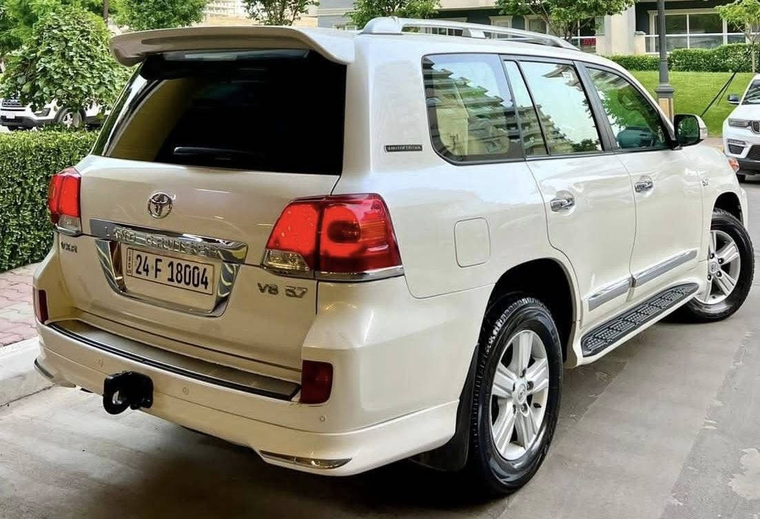 لاند كروز 2013 
( بحالة الوكالة ) كفالة عامة
رقمي للتواصل ***********
مكاني بغداد حي الجهاد 
 فئة ( vxr ) بريم ( اعلئ فئة بلاندكروز )
( رقم شمالي بسمي تحويل تريد او وكالة حاضر )
( فول مواصفات 1/1)
 بصمة وكشنات جلد تدفئة تبريد وكهرباء التحكم 
فتحة سقف كهربائية Sunroof
نظام صوتي وترفيهي متكامل jpl
14 سماعة 
جنطة كهرباء
مرايا شفط  
حساس امامي وخلفي 
اخوان السيارة ماشية 150km حقيقي
كير محرك مكفول 
ماخضه بوكته زيرو من الشركة 
وعلى ايد وحده 
واستخدام شخصي وادامة كاملة من كلشي بحيث ماتصرف عليه ربع دينار
من تخم تاير جديد فيتم بم صدر امامي وخلفي دسكات  
حته ماء راديتر الاصلي وزيتي جدا جديده السيارة ومناقصة شي
وشايف كل الخير الياخضها
السعر المطلوب 420$
