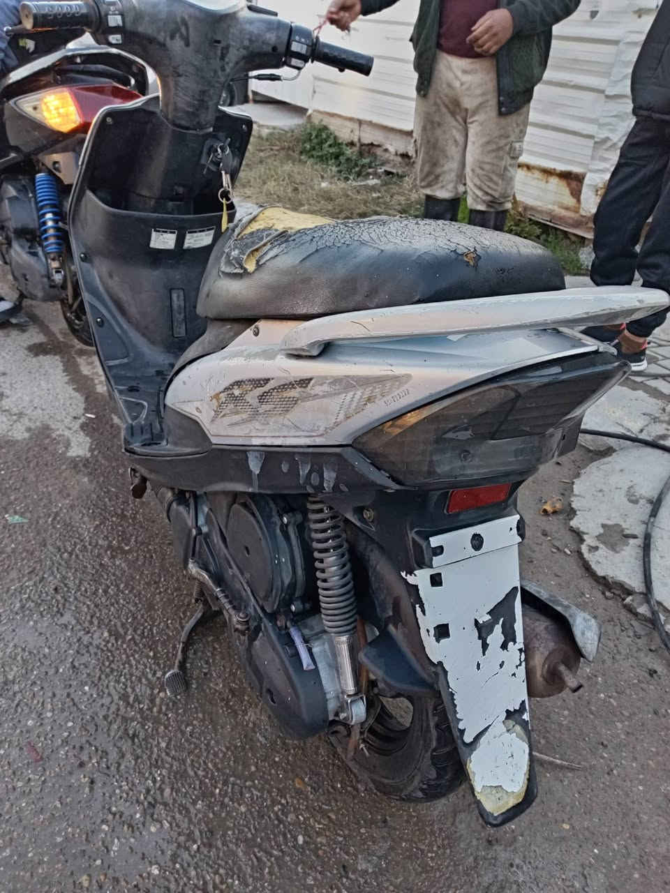 للبيع فقط ماكس عدله دراجه كلها بلاديه مختمه وكفرات اصلي و ماشيه 41 الف و صالنصه ملحه و قبق فلاوين شغاله سلف وهندر نكره بس نقصها باتري و تريشه وحده و دومشه الكشن فقط مابيها نقص غير ذن سعر 425 وبيها مجال للشراي مكاني الحسينيه مال الراشديه شراي اتصل وتدلل
رقمي ***********
