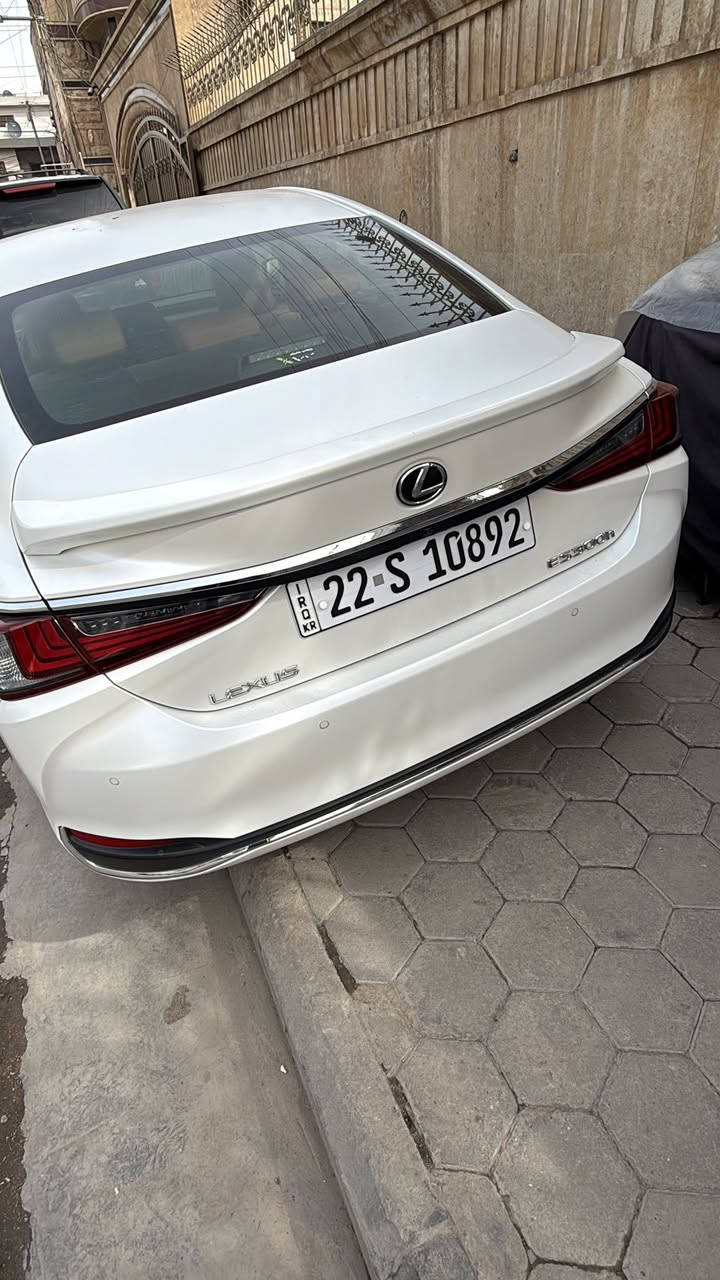 1️⃣ النوع: لكزس ES 300h
2️⃣ النظام: هايبرد (بنزين + كهرباء) 🔋⛽
3️⃣ الجيل: الجيل السابع (2019 وطالع)
4️⃣ المحرك: 2.5 لتر 4 سلندر + محرك كهربائي
5️⃣ القوة الكلية: حوالي 215 حصان
6️⃣ ناقل الحركة: أوتوماتيك CVT
7️⃣ الدفع: أمامي FWD
8️⃣ صرفية الوقود: تقريباً 22–25 كم/لتر (اقتصادية جداً)
9️⃣ الشاشة: شاشة كبيرة مع نظام ملاحة
🔟 المقاعد: جلد كهرباء مع تبريد وتسخين (حسب الفئة)
1️⃣1️⃣ التشغيل: بصمة دخول وتشغيل
1️⃣2️⃣ الأمان: رادار، مانع تصادم، الحفاظ على المسار
1️⃣3️⃣ الكاميرات والحساسات: خلفية + حساسات أمامية وخلفية
1️⃣4️⃣ الإضاءة: LED كاملة
1️⃣5️⃣ المميزات: هدوء عالي، راحة ممتازة، قليلة أعطال

السعر ٣٧٥ وبي مجال 

***********
