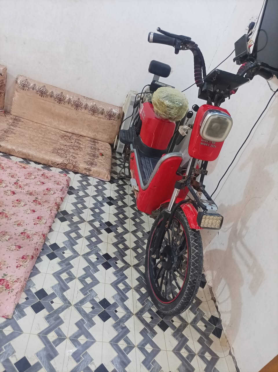 السلام عليكم دراجه شحن للبيع عوزعه بطاريات فقط كلشي شغال لايت هورن بريكات فقط بطاريات نضيفه بعده جديده تركناهه وطاحت البطاريات سعره 150 بيه مجال ***********
