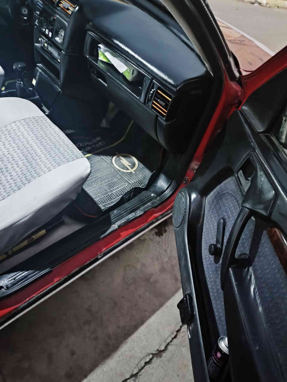 سياره للبيع اوبل فكتره موديل91   ٢٠مشروع وطني دفتر بانزين موجود  لا صرف ولا بخار تيرات جديد مراوس حسب السعر 40 قناع رقم موبايل ***********
