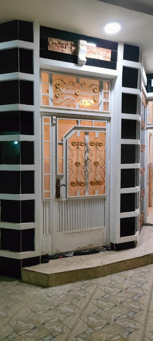 دار للبيع مساحته 100 متر طابقين بناء حديث ملك صرف يحتوي الطابق الأول على غرفة نوم وصالة واستقبال ومطبخ وحمام و الطابق الثاني يحتوي على غرفة نوم ( بعقوبة- التحرير - الفلكة الاخيرة) الاستفسار *********** او مراجعة مكتب الملاك للعقار
