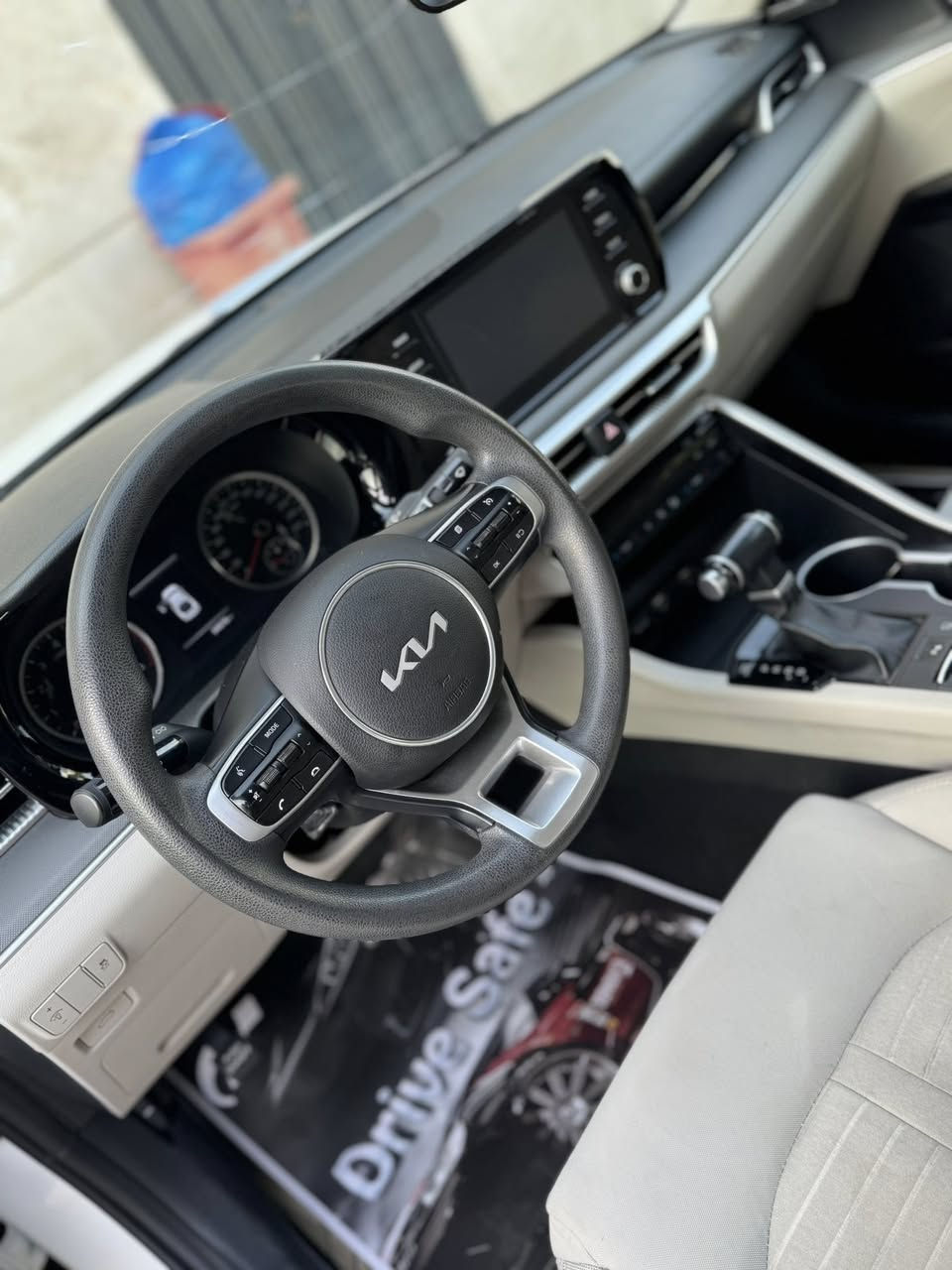 السلام عليكم k5موديل ٢٠٢٣ خليجية ماشية٣٤ كيلو طختين بسيطة بيها موضحة بلصور بدون قطرة صبغ السيارة مكانه بغدادالسعر(٢٠٨$) بيها مجال بسيط (***********)
