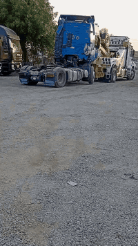 السلام عليكم للبيع فالفو موديل ٢٠٠٢ بدون رقم السعر ٥٥$ورقه وبيه مجال *********** بغداد جرف النداف معرض ابن المدائن
