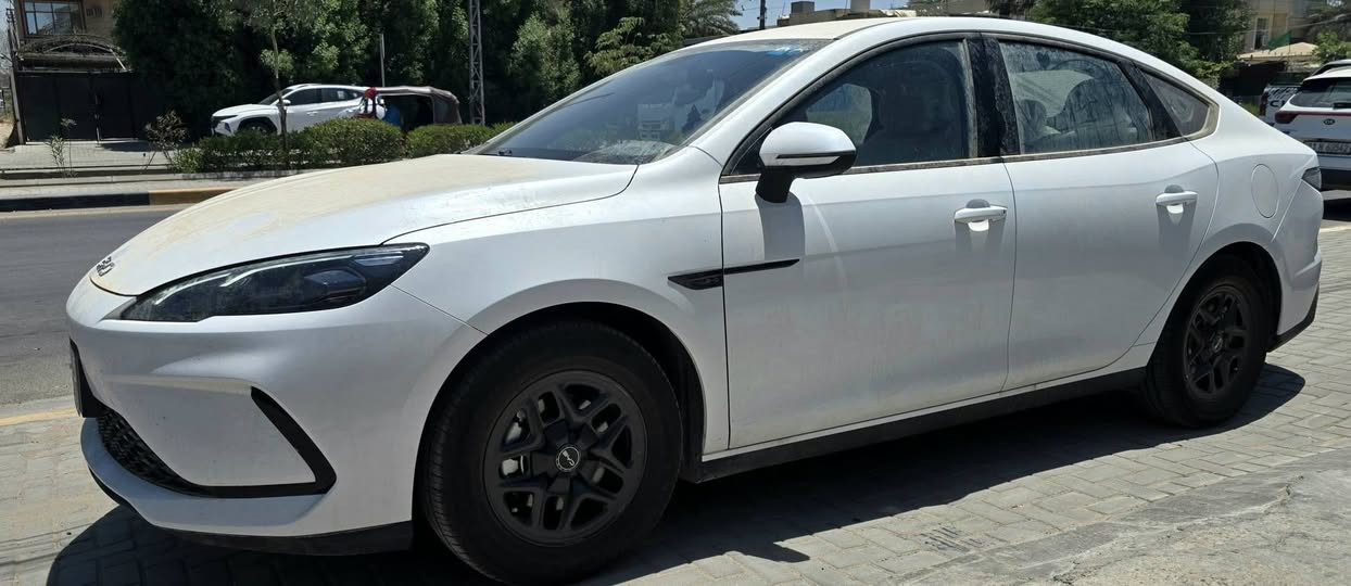 ## 💎 بي واي دي سيل 5 (BYD Seal 5) موديل 2025 – بحالة الوكالة 💎
**السيارة بتراب الشركة وجديدة تماماً (بالنايلون) مع كامل ملحقاتها الأصلية!**
### 📌 تفاصيل السيارة والمواصفات:
  مرقمة بغداد، كاملة باسمي، والسنوية مستلمة (جاهزة للتحويل المباشر).
 * **:** كفالة عامة مطلقة من كل شيء (مكفولة من أي نقص).
 * **المسافة المقطوعة:**
   * **650 كم** فقط على المحرك.
   * **1700 كم** فقط على الكهرباء.
 * **البرمجيات:** السيارة مبرمجة بالكامل وجاهزة وتحتوي على كافة البرامج والتطبيقات.
### 🎁 الملحقات الإضافية المشمولة:
 * الشاحنة الأصلية من الشركة.
 * أرضيات حوضية فاخرة.
 * كافة الملحقات والعدّة الأصلية.
### 💰 السعر:
**20,250,000 دينار عراقي** (عشرين مليون ومئتان وخمسون ألف دينار) **وبي مجال بسيط للجادين.**
📍 **العنوان:** بغداد - البياع - حي الرسالة الثانية - شارع الضغط.
### 📞 للتواصل والاستفسار:
المراسلة على الخاص، أو الاتصال مباشرة على الرقم:
📱 ***************
