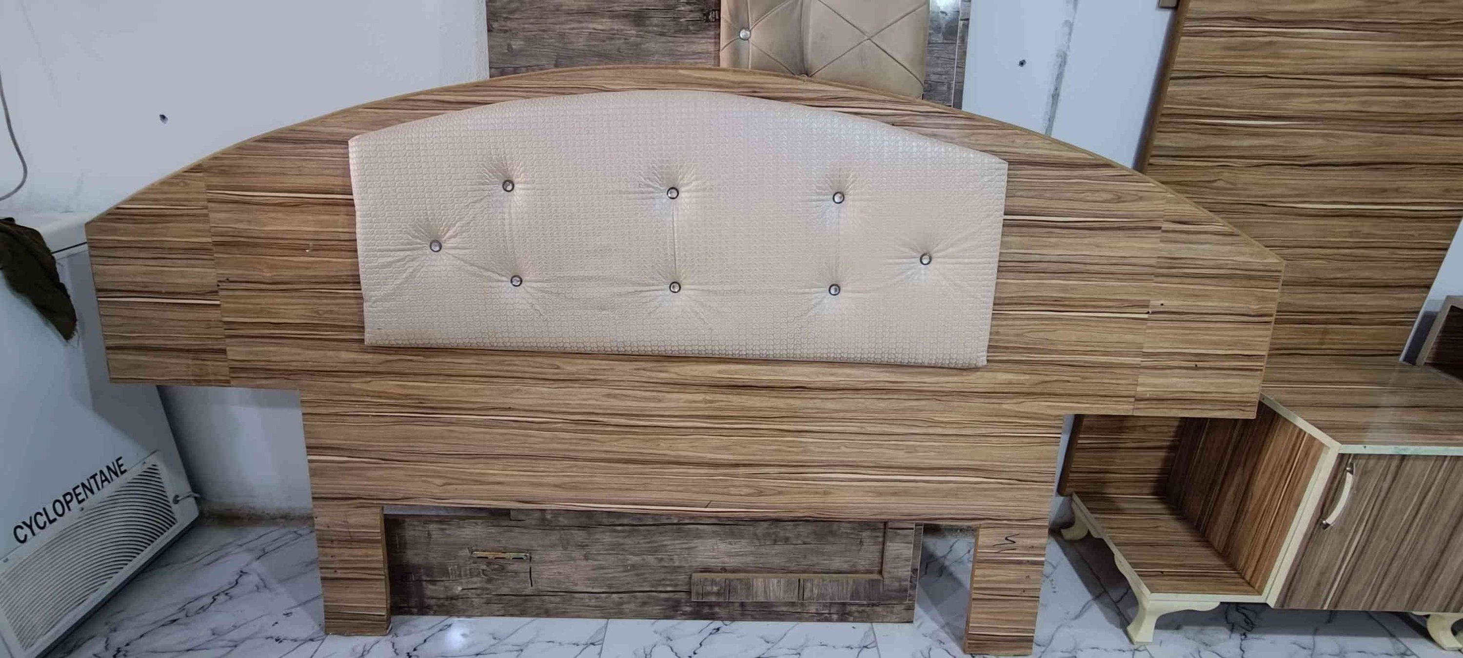 غرفة نوم تركي شغل عراقي شغل مضبوط 6قطع كنتور 5 ابواب مترين ونص عمق 60 ارتفاع مترين و10 نضافة جيدة جدا للبيع السعر 390 بي مجال قليل *********** 
سايدين دوميز الجمعية مقابيل ملعب دوميز قرب اق صو مول كركوك
