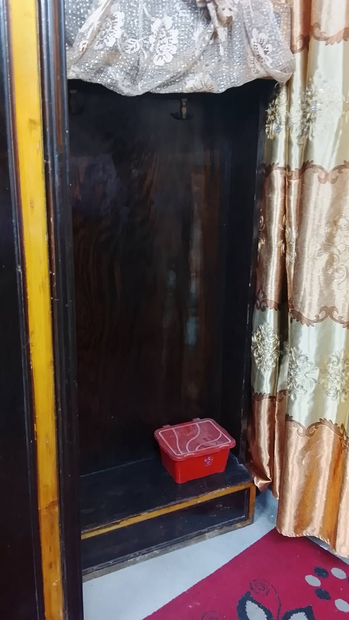 اللبيع كنتور 6 بيبان وزاويه و ميز تواليت النضافه كدامكم 
السعر 300الف وبيهن مجال حك الجيه للستفسار الاتصال ***********
