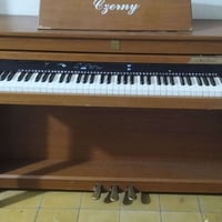 آله عزف بيانو مستخدم شغال نضيف جداً سعره 300 مكاني البلديات 0771296813...