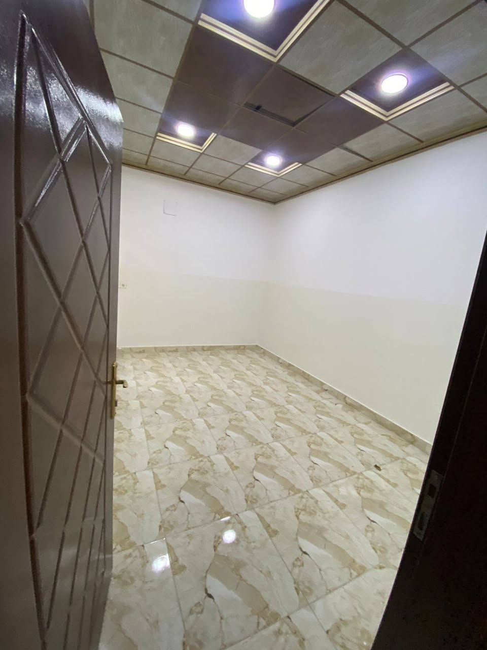 دار للبيع في حي الملايين الاولى 
مساحة الدار 112م واجهه 5
* الدار نظام شقتين معزول 
مساحه كل شقه 112م 
تحتوي كل شقه على 2 غرفه نوم ومطبخ وصحيات واستقبال 
*موقع الدار قرب معمل الاخشاب 
صنف الدار زراعي حق تصرف 
لمعرفه السعر أكتب تم 
أو مراجعه مكتب مدخل حي الملايين الاولى مكتب أرض التميز للبناء والعقار 
اي استفسار يرجى مراسلة الصفحة او الاتصال ع الارقام المذكورة⬇️⬇️
***********
***********
