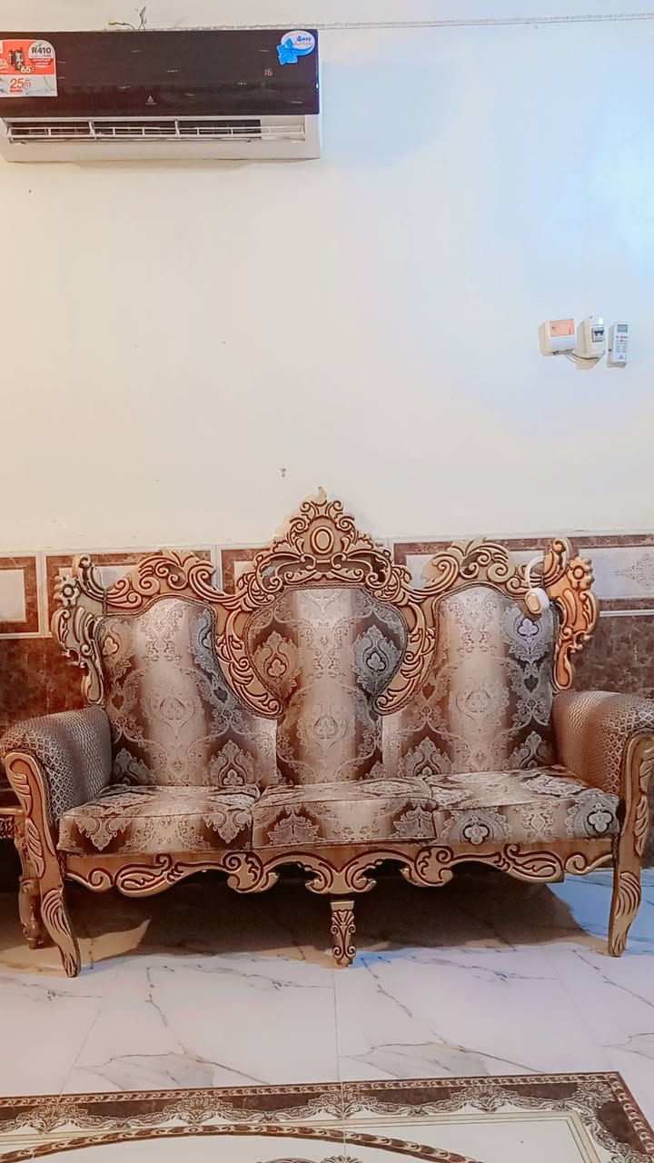 السلام عليكم
تخم 10مقاعد
خمس قطع شراي خل يتصل ***********
السعر 300مع مجال  مستعجل ع بيعته
