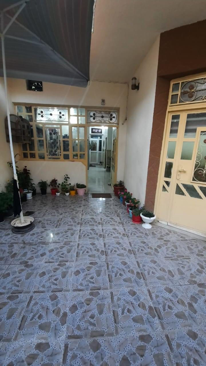 بيت 100 م طابقين طابو زراعي بآسمي سند 25 حي المصطفى نهاية شارع الكليه شارع تبليط ومجاري جوفيه وخطين أبي ماء ومحولة كهرباء خاصه للشارع يحتوي على ثلاث غرف نوم وصاله عدد 2 ومطبخ حار وبارد واستقبال وكراج وثلاثة مجموعه صحيه ،، البيت اخو الجديد 
للآستفسار ***********
