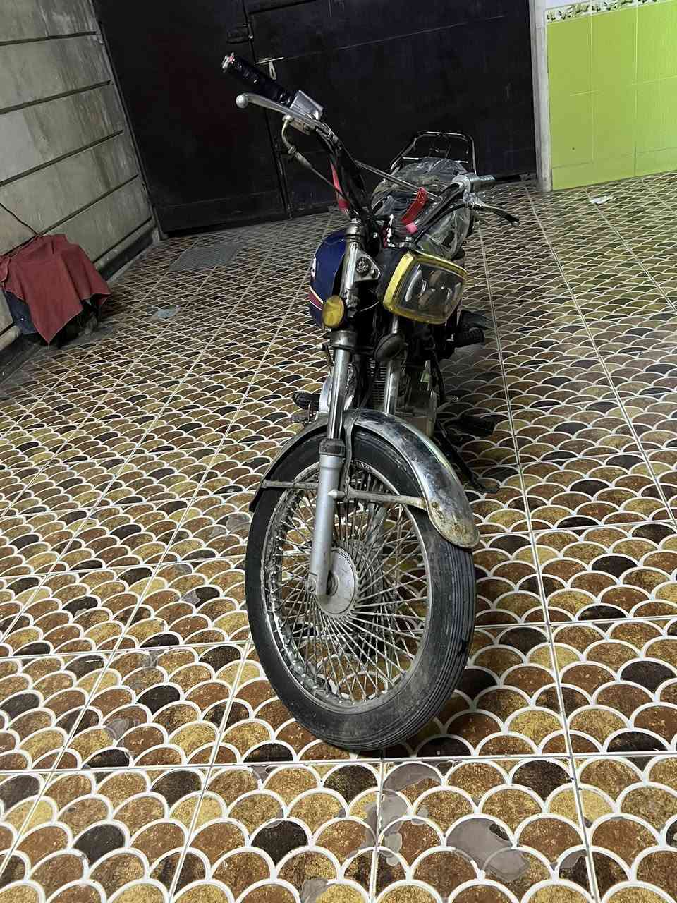 السلام عليكم دراجه أربعه كير كامله ما بيه نقص أوراق بس مكاتبه مكفوله مكينته خرسه دراجه كامله من كلشي مكاني سعر 400 مكاني بغداد رقمي ***********
