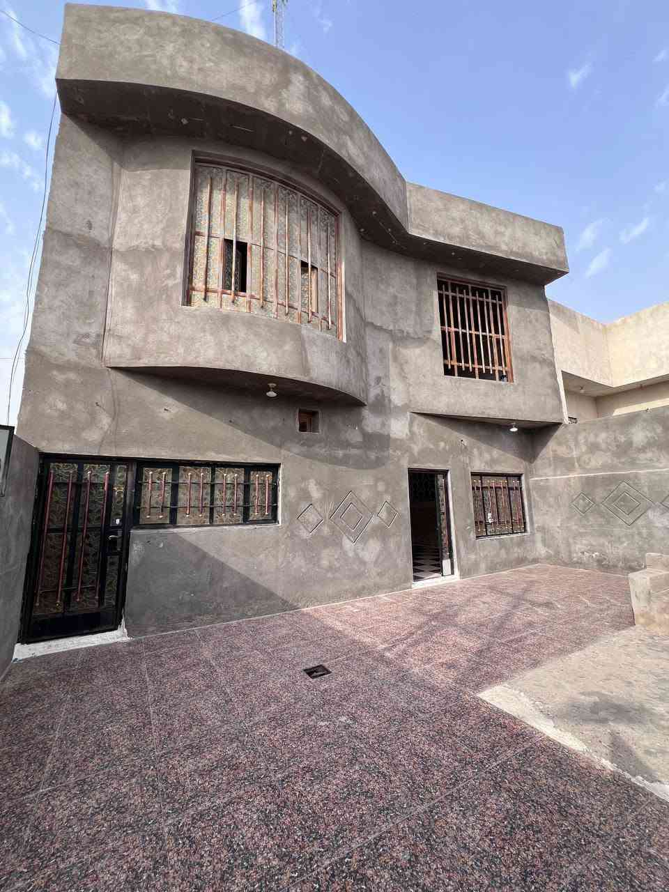 دار سكن #طابقين :🏠
ملك صرف زراعي عراقي نموذج 25
#ركن على شارعين شارع 10م وشارع 8م
#يحتوي :: على 5 خمسة غرف منام
#المساحة :: 200م
…..
#يحتوي الطابق الأرضي :: كراج واسع ماشاء الله 
صحيات خارجية . استقبال . مطبخ . صالة . درج 
غرفتين منام . صحيات داخلية منعزلات . مناور 
…..
#يحتوي الطابق الأول :: صالة . 3 ثلاث غرف منام 
صحيات . سطح خارجي .
…..
#علماً / الدار يحتوي على برج #إنترنت نت مجاني
مع استلال 50 الف شهرياً من المستإجر .
…..
إبي الخصيب - ابو كوصرة - قرب مدرسة تدمر 
#الخدمات / سوق كامل ماتحتار . مدرسة يمك 
…..
#تستلم بيتك بعد المكاتبة مباشر .
…..
#السعر_المطلوب :: 105مليون قابل للتفاوض
…..
#للإستفسار :: ☎️***********
