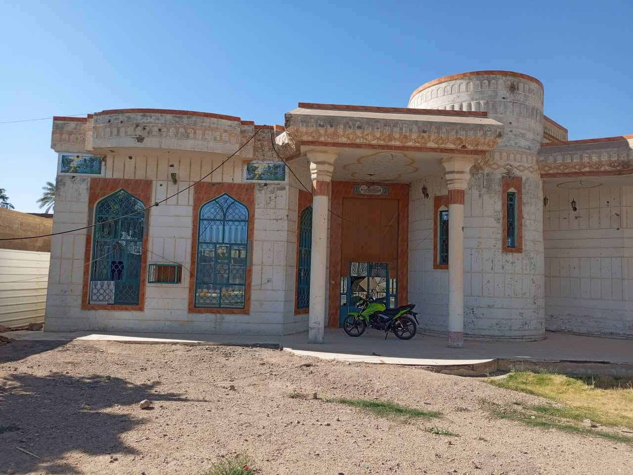 🏡 عرض سكني مميز 

في مدينة الرمادي منطقة البوغانم على شارع تجاري وجه 

📍 بيت للبيع مقابل مطعم كباب حجي اسعد 

🔹 موقع مميز داخل المدينة
🔹 منطقة مخدومة بالكامل
🔹 قريبة من الأسواق والخدمات الأساسية
🔹 منزل عائلي مساحه 700متر  حديقة خارجيه 

يتكون من غرفتين وصاله وديوانيه ومطبخ 
وكلدور وصحيات خارجية وداخلية 

مباشر على شارع الصوفية الرئيسي 

✔️ موقع حيوي وسهل الوصول يرهم روضه ويرهم معهد ويرهم مدرسة أهلية 
✔️ جميع الخدمات متوفرة
✔️ سعر مناسب جداً 
✔️ فرصة رائعة للتملك في موقع رائع 

✔️التحويل مباشر 

للاستفسار الاتصال على الرقم *********** 

ومن الله التوفيق
