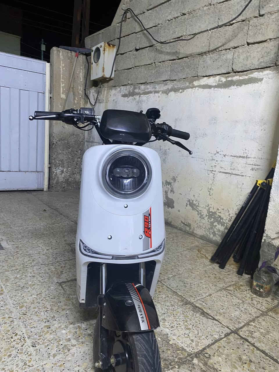 السلام عليكم دراجه R90 للبيع فقط 5 بطريات دبل 3 نمرات تثبيت سرعه سعره 400 بي مجال قليل اي استفسار خاص رقم *********** بطريات شرط
