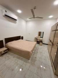 شقه للايجار في منطقة المنصور التفاصيل ( صاله - مطبخ - غرفتين نوم - بار...