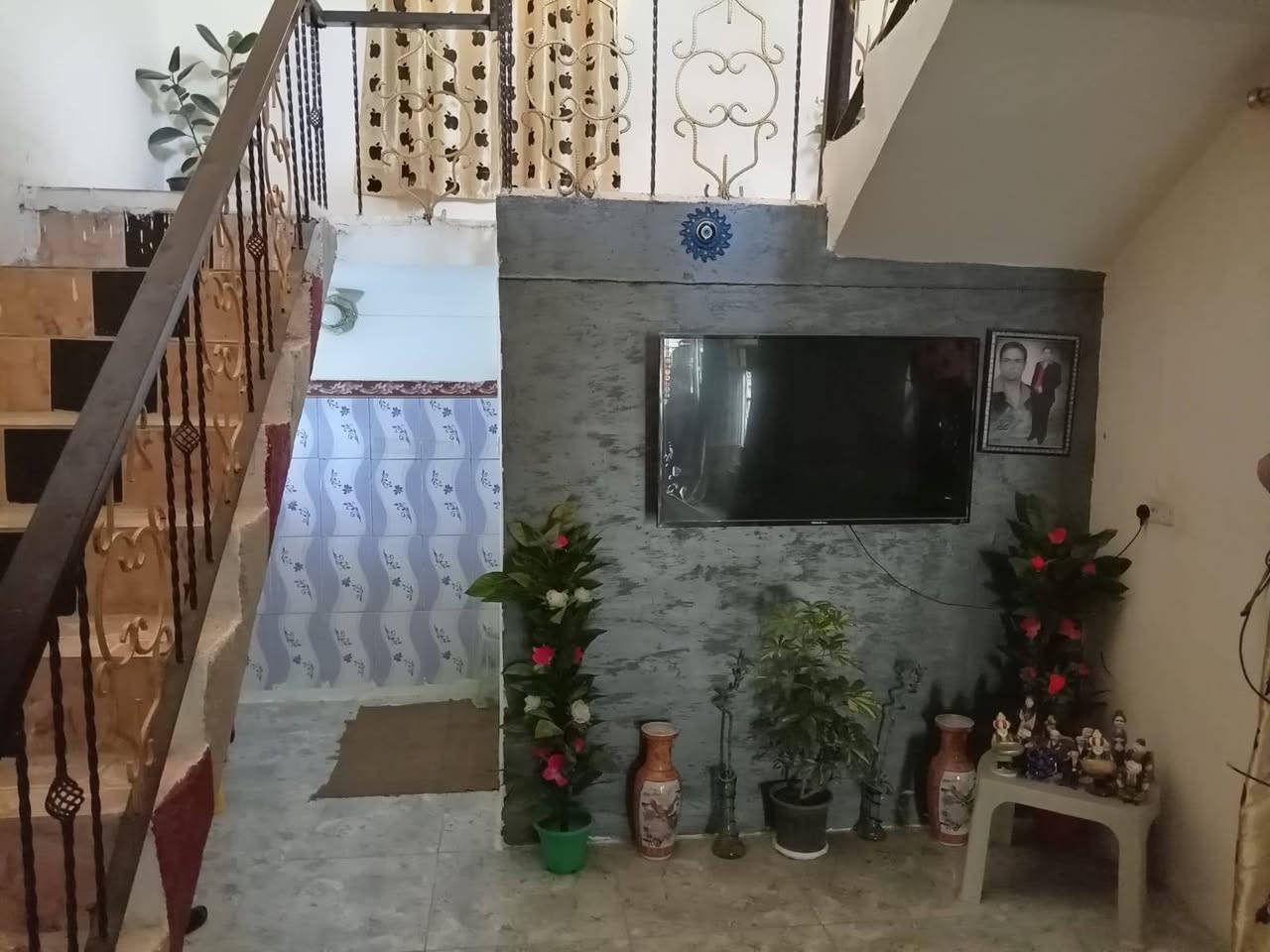 السلام عليكم دار للبيع مكان حي العسكري    دونم شارع ٨ حسب القناعه  مساحه البيت ٢٥٠متر مجاري كهرباء مي اساله البيت طابقين كونكريت يحتوي على غرفتين نوم واستقبال وهول داخلي وصحيات داخلي وخارجي حديقه وكراج سياره ورجائااا لاوعود كاذبه وعدنا اعاده النشر رقم الهاتف ***********
