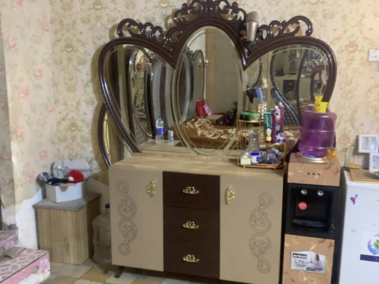 غرفه تركي ٩قطع كنتور بابين فتح وبابين أناره بيها سلايت مخزن ملابس وهوه كعده موجود بصور نضيفه مرتبه مكاني حي اور سعرها مناسب ***********
