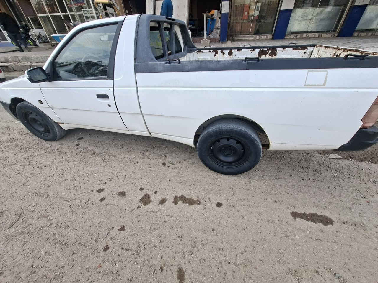 سلام عليكم سيارة بيكم اريدو للبيع سيارة كامله مناقصهه شي محجر موجود الاتصال ***********
