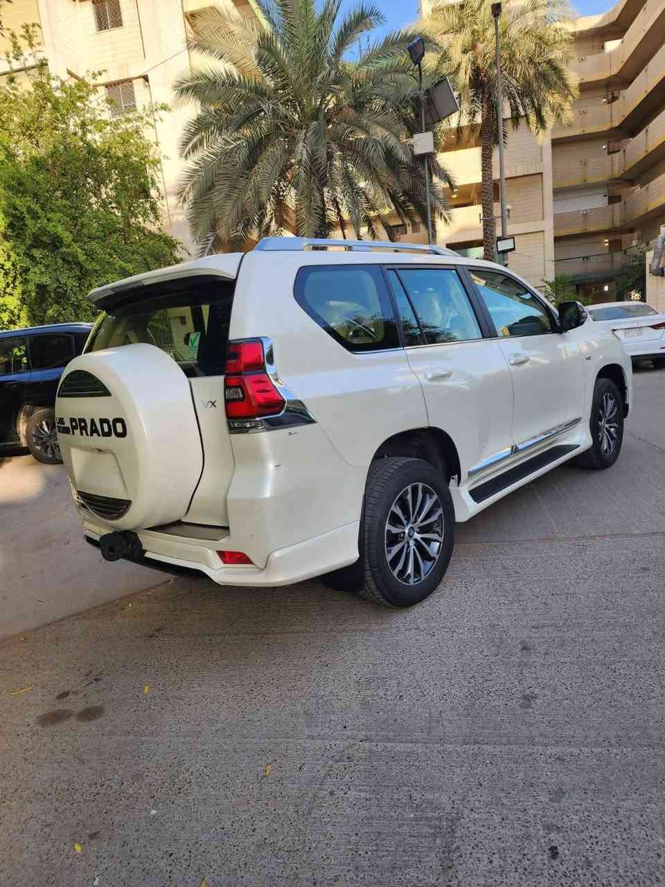 السلام عليكم  برادو موديل 23  vx وكالة sas
السيارة فول كامرات 360 درجة كشنات جلد تدفئه وتبريد ثنينهم تحكم كهرباء تذكرة مقاعد ستيرن تحكم كهرباء ثلاجه ويل كب مال المرغوب السياره تشغيل عن بعد ترحيب وعلامة برادو ليزيريه الأبواب المقاعد الثالثه للركاب كهرباء كل أنظمة السياقه 4x4 نظام زحف سبورت ايكو مثبت سرعه شفتات بالستيرن السيارة فول وبيهه مواصفات كلشش هواي بعد السيارة نظيفه بمعنى الكلمه ماشية 25 الف كيلو فقط زيرو زيييرو
السعر 5دفاتر وستين ورقه
المكان بغداد 
 الرقم 
***********
