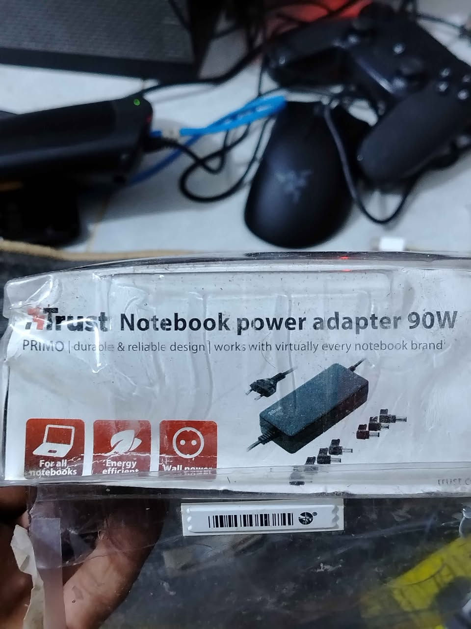 Trust 17566 – شاحن لابتوب عالمي 90W
القدرة: 90 واط.
الإدخال: 100–240V، 50/60Hz، 1.3A.
الإخراج: 15 / 16 / 18 / 19 / 20 / 22 / 24 فولت (حتى 4 أمبير). �
farnell.com +١
الرؤوس: 8 رؤوس قابلة للتبديل، تدعم معظم أجهزة Acer وASUS وDell وHP وLenovo وSamsung وSony وToshiba وغيرها. �
الحماية: ضد الحمل الزائد، والماس الكهربائي، وارتفاع الحرارة. �
farnell.com
الاستخدام: بديل أو شاحن إضافي مناسب لمعظم اللابتوبات التي لا تتجاوز حاجتها 90 واط. � البصرة, العراق


**إذا كنت صاحب هذا الإعلان وتريد حذفه لأي سبب، رجاءا أرسل رسالة إلى الدعم الفني**