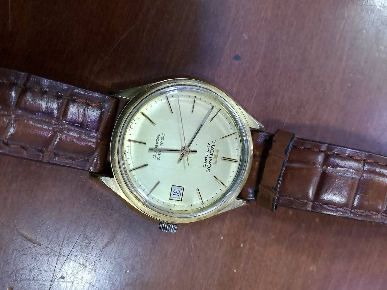 السلام عليكم..تكنوس سويسري اوتو ..طكتين..قطر 37.. تغليف ذهب..السعر 110 مع التوصيل.واتس.***********..
