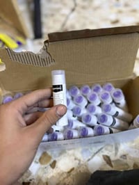 هذا صمغ اوراق يفيد الطلاب سعرة الكادتونة كلهة 10 يعني القطعة ب ربع بي4...