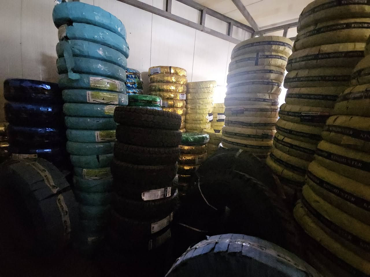 متوفر جميع قياسات إلاطارات كافة الاحجام للتواصل معنا 

***********
***********
الموقع بغداد الكرادة مجمع مشن طريق معسكر رشيد  
مكتب الفجر لتجارة الإطارات والبطاريات
