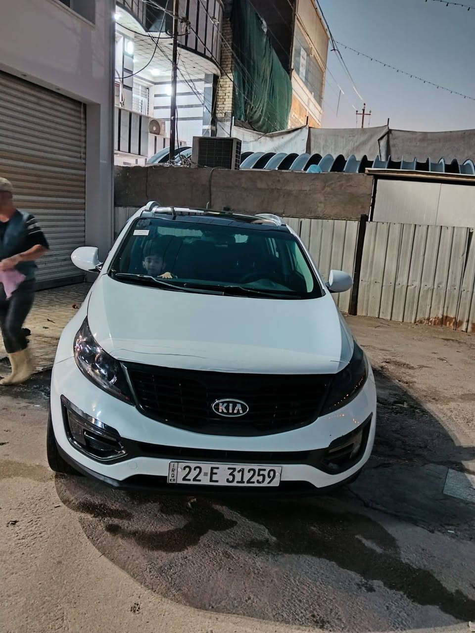 السلام عليكم
سبورتج 2014 خليجيه 
رقم اربيل الدولي باسمي تحويل مباشر 
مكينه 2000 دوش
بيه صبغ ربع جاملغ امامي يمنه اثر طخه 
وباب صدر 
يعني صبغ قطعه ونص 
وبابتين جهه سائق مفتوحات اصليات نفس لون بدون صبغ 
بدون دواخل لغود شواصي وحوض وتكم بيبان كلهن مكفولات بدون ايرباك 
سياره جاهزه مابيه نقص 
مكانه بغداد حي تراث 
السعر 138
***********
