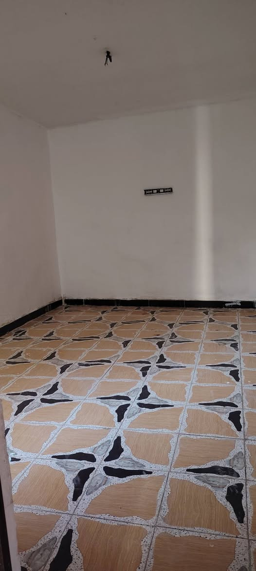 السلام عليكم بيت للايجار طابق ونص غرفتين نوم واستقبال وصالة ومطبخ وحمام ومنور وساحة مساحتة البيت 100 متر   البيت كامل مكمل  مكان البيت بغداد الزعفرانيه شارع الكهرباء للاستفسار الهاتف ***********
