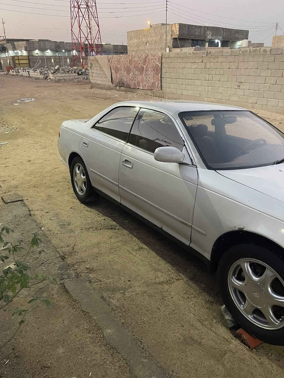 مارك ١٩٩٤مكفوله من الكص والنقل مكينه وكير خير من الله 2.5كلها شغاله حداديه جديده سنويه منتهيه ومكمل هزه باقي بس على المداور وراعيها موجود يريد مداور وقم بغداد موجود السياره بصره /سفوان رقم الهاتف ***********
