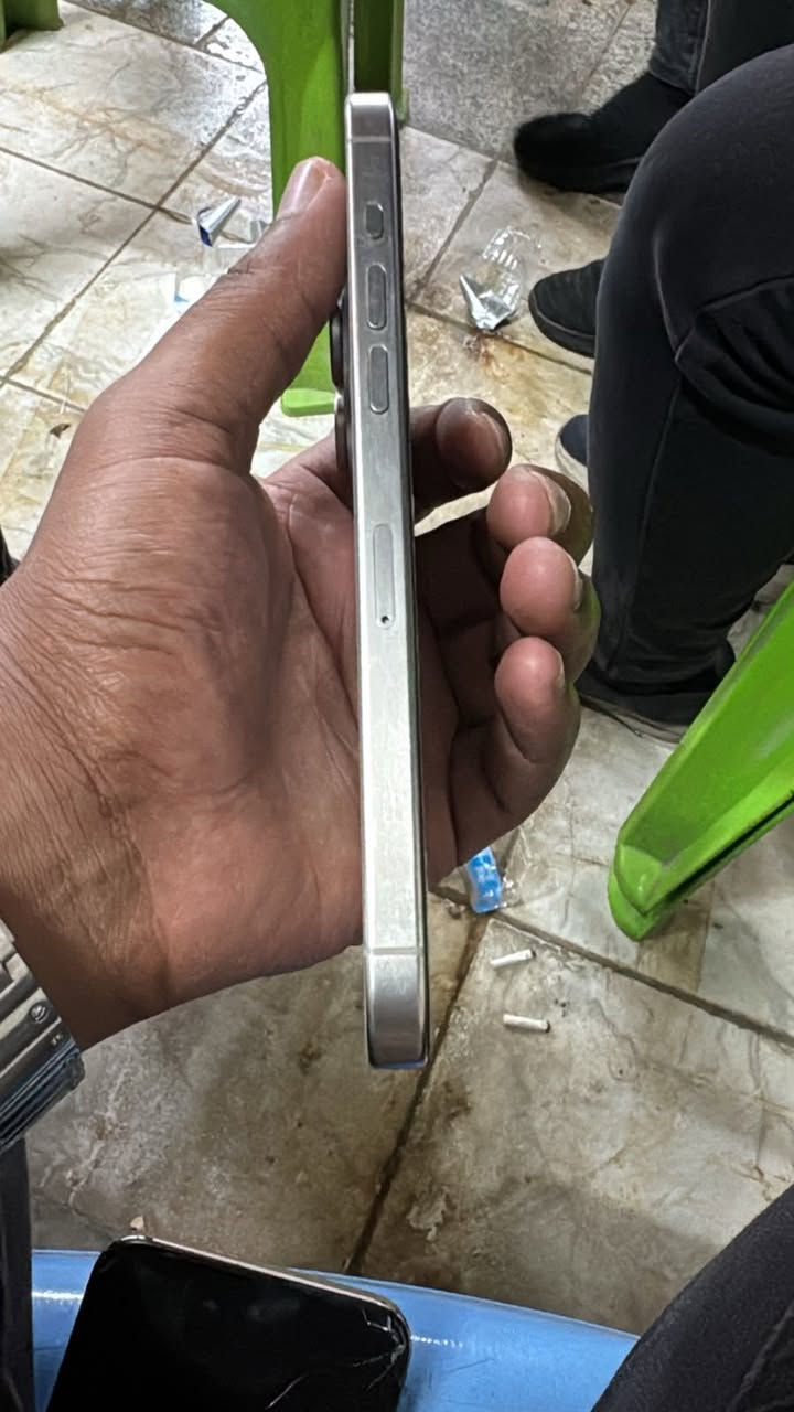 سلام عليكم 
15برو ماكس للبيع 
نظيف شخط مابي او ممبدل بي ايشي بعده بل وكاله
***********
