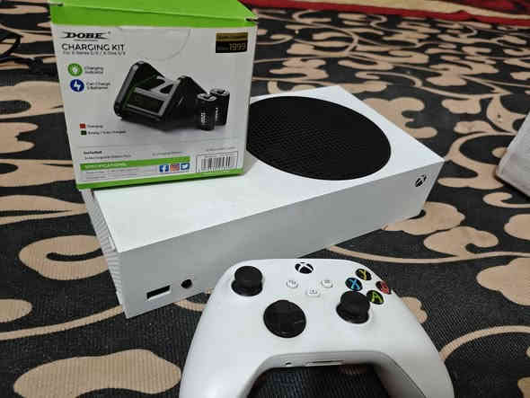 السلام عليكم 
جهاز اكسبوكس سريس اس
مستخدم قليل اخو الجديد 
الذاكره : 512 
ابيض الون 
مع قاعده بطاريات  وبطاريت جديده العدد اثنان 
السعر 335 وبي مجال 
العنوان بغداد 
رقم التواصل واتساب: ***********
