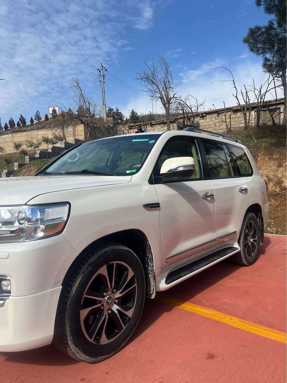 بۆفرۆشتن وەنەوشە 
مودیل 2016
مە کینە هەشت بستنV8
سبوغی نیە 
بینج جی گجکەی تاحدیلە 
یەک قرجی گجکەی بیشی هە یە 
رەقە مو سە نەو نویە 
سعری ٤٤٥ورەقەومحامەلە 
زمارە تەلە فون *********** سوران, أربيل
