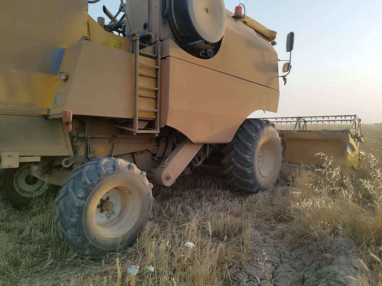 السلام عليكم
حاصده نيهولند للبيع موديل 15
طالعه بل 20رقم بابل مسلف باقي قصط واحد فقط مكفوله من فطر ولحيم 
 مكان بابل لاستفسار اتصال ***********
***********
