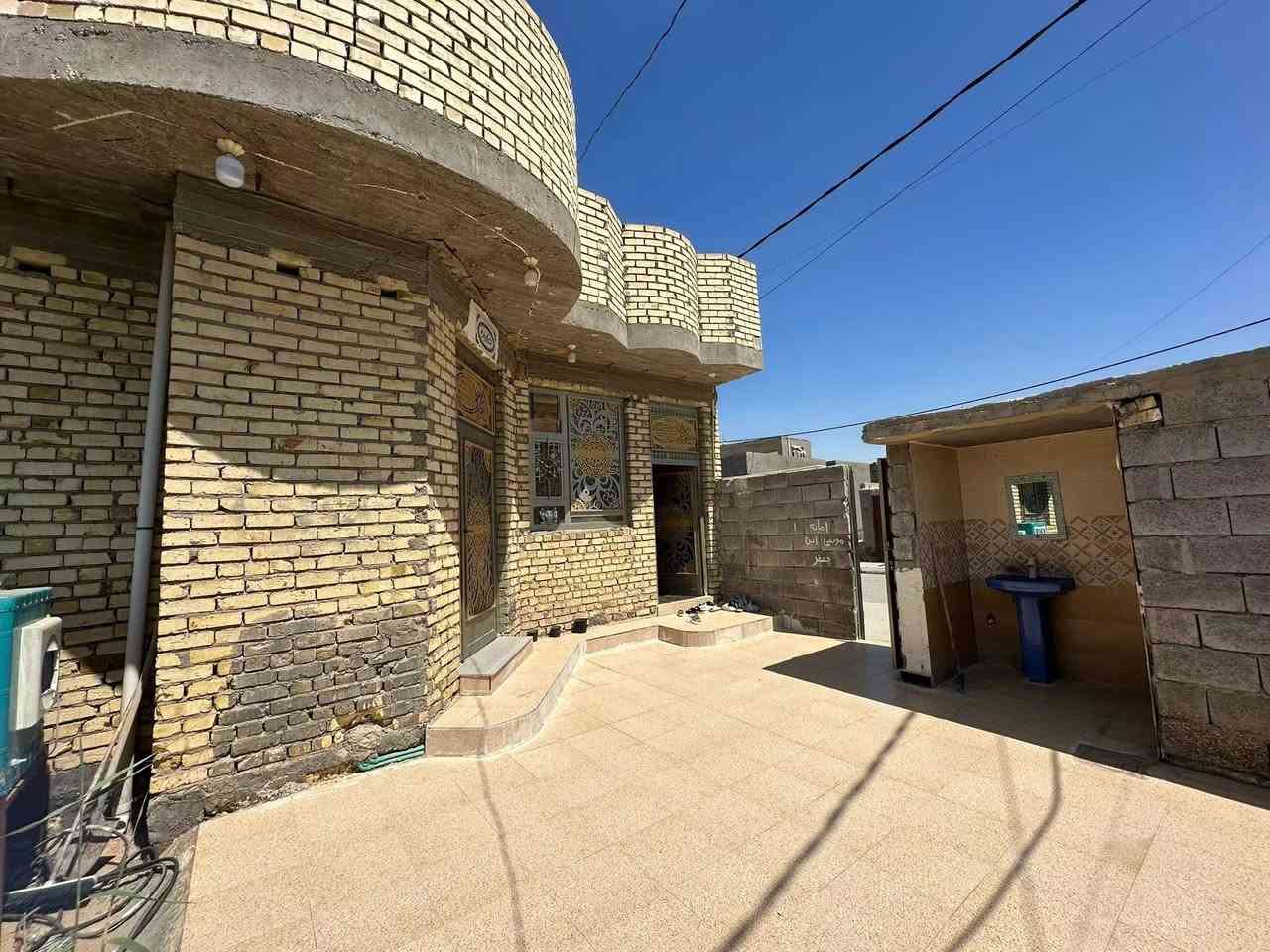 دار سكن طابو صرف في ( حي الكرار الأول )
مقابيل ( مول ابو نور )

(( البيت ركن + أمامه متنزه ))

مساحة ٣٠٠ م - بناء طابوق - سقف صب كونكريت 
(( ٢ غرف نوم )) - بناء درجة أول بيت كلة سيراميك

كل الخدمات متوفرة - ماء - كهرباء - تبليط - انارة
أرصفة - مجاري - أمامه متنزه - ركن 
(( تحويل مباشر ))

للاستفسار مراجعة مكتب غازي للعقار   
واسط - الزبيدية - قرب أفران المائدة  *********** 
***********
