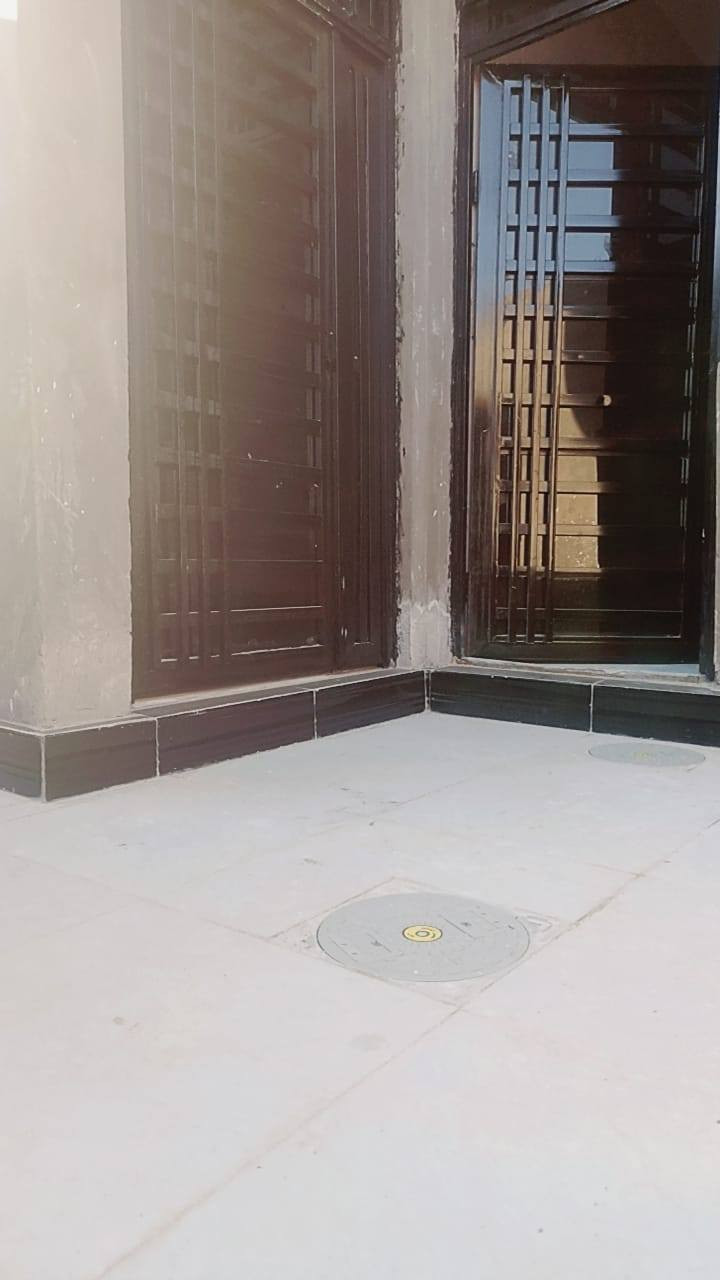 سلام عليكم بيت البيع المساحه 100 سند 25 قرار محكمه بناء جديد درجه وله يتكون من غرفه وصاله ومطبخ وستقبال حمام داخلي علمن البيت سقف وساس صب كونكريت السعر 47 العنوان عباسيه قرب الرواي  قرب معرض التاج ***********
