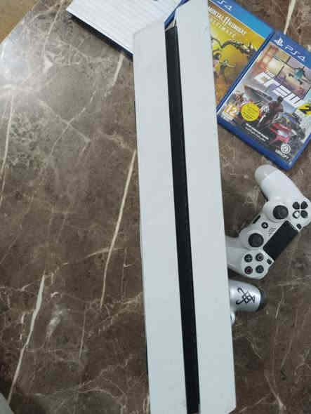 سلام عليكم  بلي٤ فات ذاكره (واحد تيره)كامل ملحقاته مثل مواضح بل صور بس بي فطر بسيط ملحقاته فيفا2021 وا ذكروتو وا موتر كومبارت جزء١١ وجوستك عدد2 سعر 220وبي مجال بسيط حك الجيه المكابغداد حي الجهاد رقم تواصل ***********
