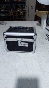 صندوق معدن • حالة زيرو • فرش قماش داخلي