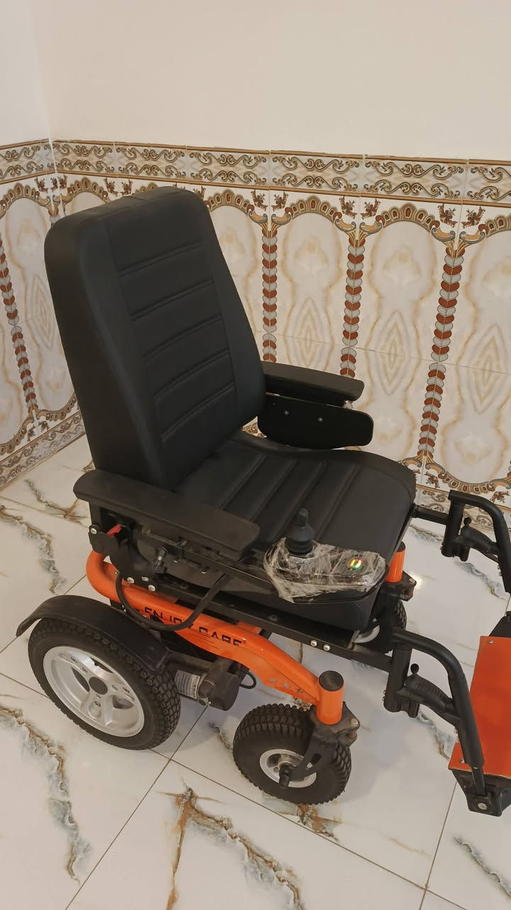 كرسي متحرك للبيع نظيف مستخدم ثلاثه ايام فقط والسعر 600 وبي مجال بسيط مكاني كوت زين القوس وشراي يتصل يتصل على هذه الرقم يتحمل 150 كيلو//////***********
