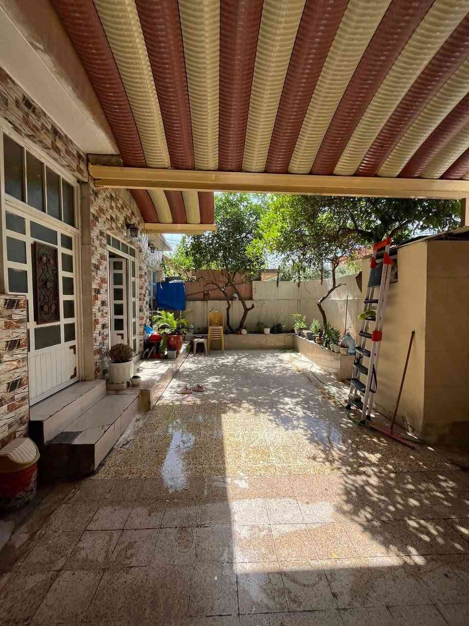 السلام عليكم ورحمة الله وبركاته #مكتب_الغوالي
بيت للبيع في حي الاعلام قرب دانيا ماركت المربع الذهبي

🔹 المساحة : 200م ، الواجهة : 10م ، العمق : 20م

🔹 سند طابو ملك سند حديث 2026 باسم الشرعي

🔹 بناء قديم محدث صالح للسكن موقع جداً مميز 

ط1 : كراج ، استقبال ، هول ، مطبخ ، غرفتين نوم ، صحيات

ط2 : هول ، 4 غرف نوم ، صحيات ، بلكونه ، بيتونه 

للاستفسار اكثر مراجعة #مكتب_الغوالي الكائن في حي السماح الاركان قرب مدرسة السماح الابتدائية وقرب مول القمه على شارع 20 او الاتصال على الارقام التالية -

***********

***********
